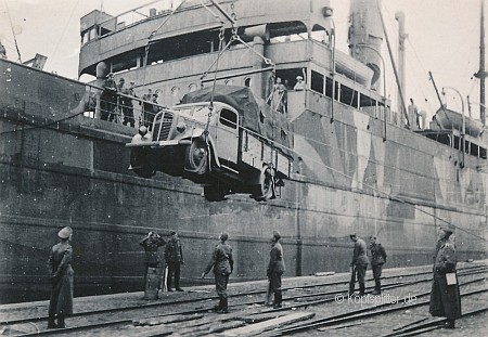 Das Transportschiff Westsee bei der Beladung im Stettiner Hafen 1941