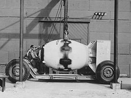 Die Fat-Man-Bombe wird für den Angriff auf Nagasaki am 9. August 1945 vorbereitet