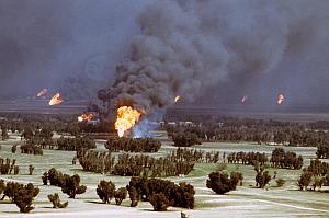 Von Irakern in Brand gesetzte Ölanlagen in Kuwait am 2. März 1991