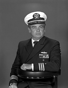 Porträtfoto von Commander Will C. Rogers (1981), Kommandant des Kreuzers USS Vincennes
