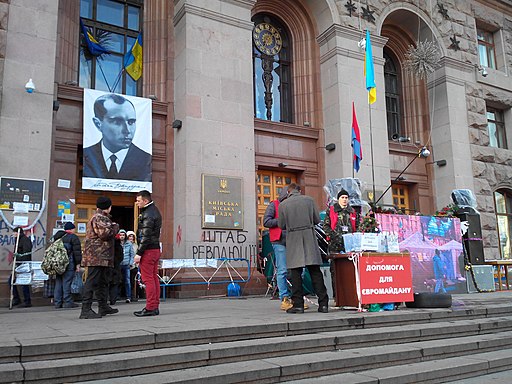 Stepan-Bandera-Porträt am Rathaus von Kiew am 14. Januar 2014