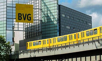 U-Bahn-Zug und BVG-Zentrale in Berlin-Mitte