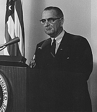 US-Präsident Johnson bei der Bekanntgabe der Bombardierung Nordvietnams am 4. August 1964