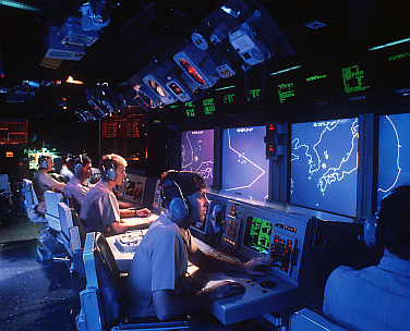 Das Kampfinformationszentrum der USS Vincennes, der das iranische Passagierflugzeug Iran-Air-Flug 655 am 3. Juli 1988 abschoss, auf der Rückfahrt nach San Diego