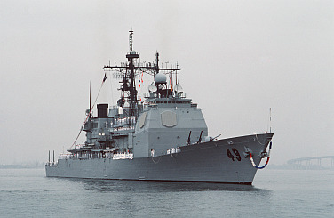 Der Kreuzer USS Vincennes, der das iranische Passagierflugzeug Iran-Air-Flug 655 am 3. Juli 1988 abschoss, auf der Rückfahrt nach San Diego