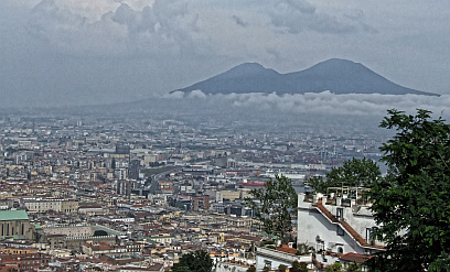 Ausblick von Vomero: Neapel mit Vesuv