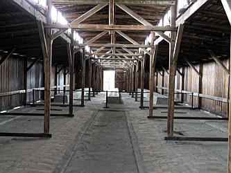 Auschwitz II: Baracke in Lager B II