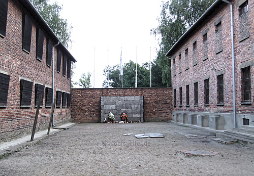 Auschwitz I: Exekutionswand auf dem Hof zwischen Block 10+11