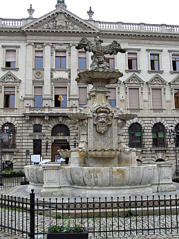 'Palais unter dem Globus' mit Brunnen auf dem Platz des weißen Adlers in Stettin