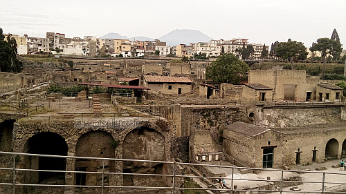 Herculaneum mit Vesuv im Hintergrund