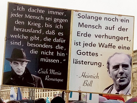 Friedensdemonstration am 25.2.2023 vor dem Brandenburger Tor mit Zitaten gegen den Krieg von Erich Maria Remarque und Heinrich Böll