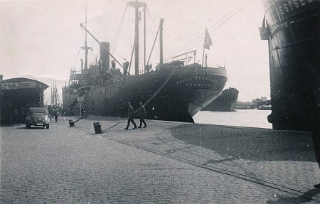 Die beiden Transportschiffe Marie Leonhardt (links) und Westsee (rechts) am Kai im Stettiner Hafen 1941