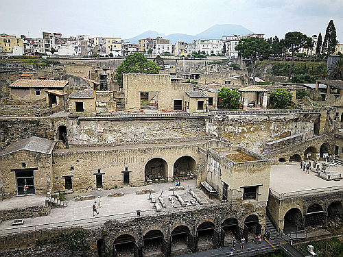 Herculaneum mit Vesuv im Hintergrund